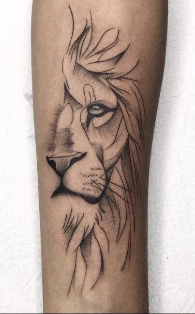 tatuagem-de-leao-2 Desenho de leão estilizado e minimalista tatuado no braço, com traços finos e sombreados.