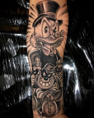 Tatuagem em preto e cinza de personagens animados com temas de riqueza e crime.