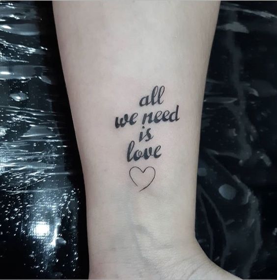 tatuagem-all-we-need-is-love Tatuagem all we need is love
