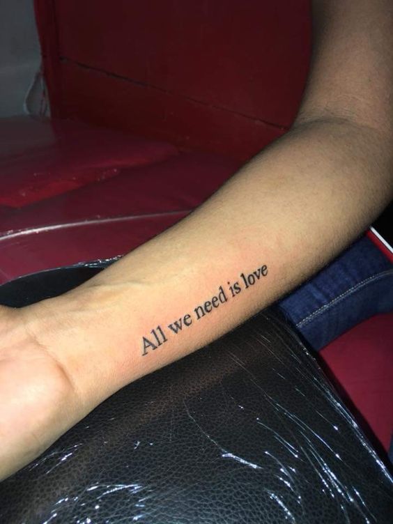 Tatuagem all we need is love