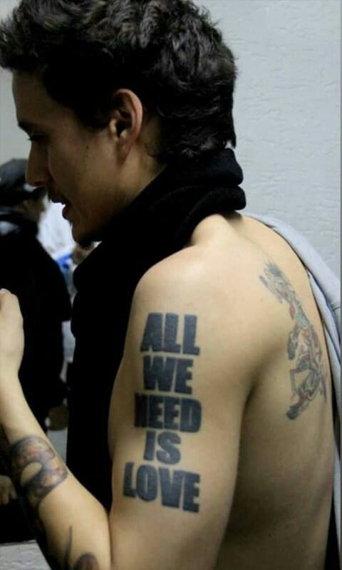 Tatuagem all we need is love