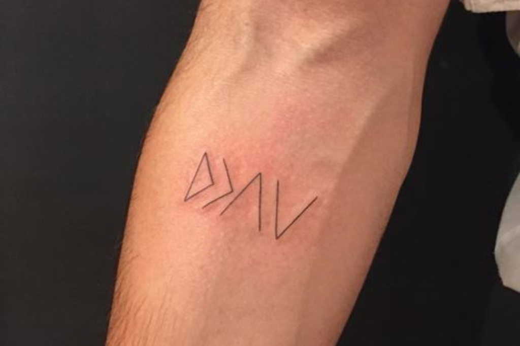 Tatuagem Deus é maior do que altos e baixos