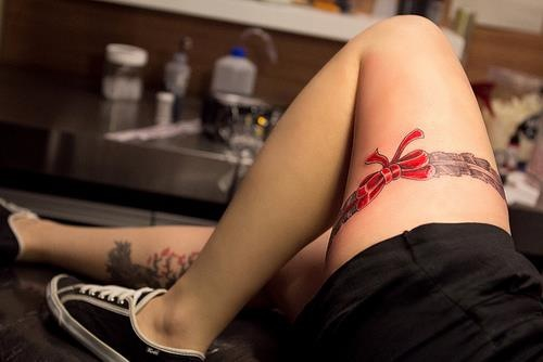 tatuagem de laço na coxa
