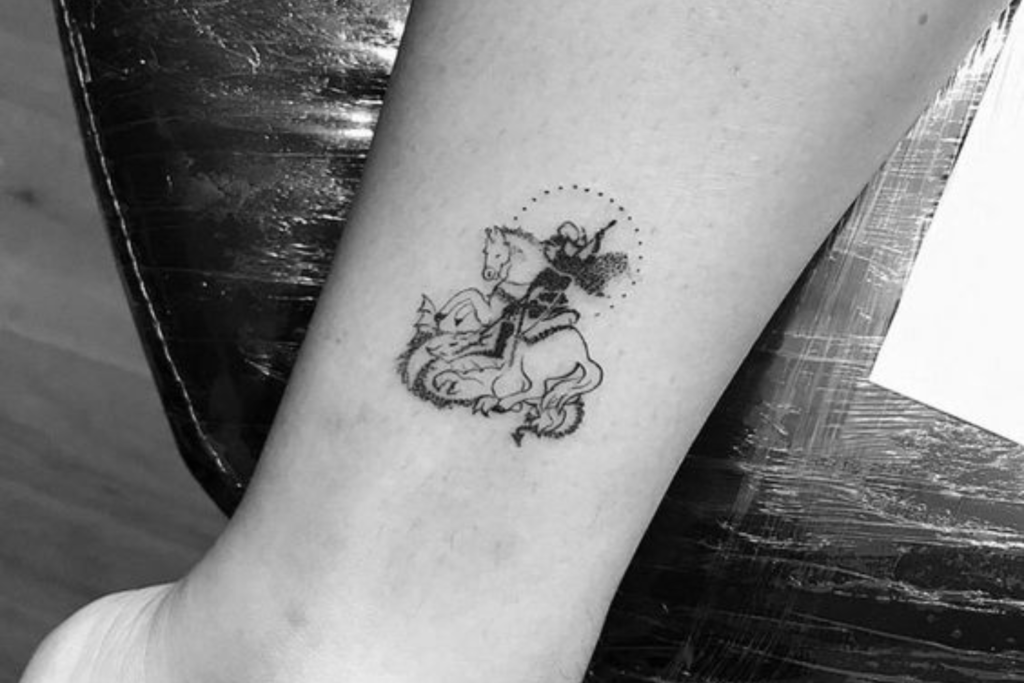 Tatuagem Minimalista de São Jorge