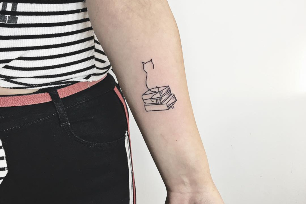 Tatuagem de Livro e Gato