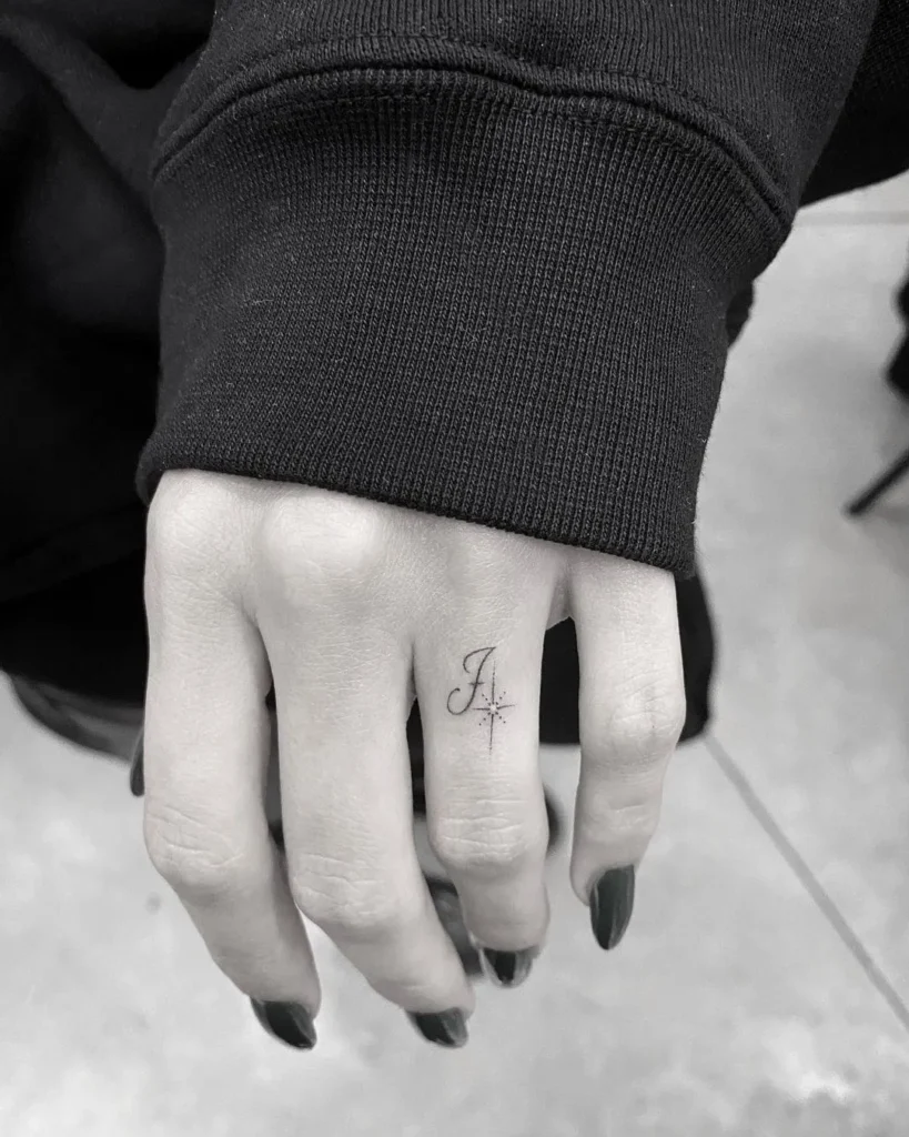 A tatuagem "J" de Hailey Bieber