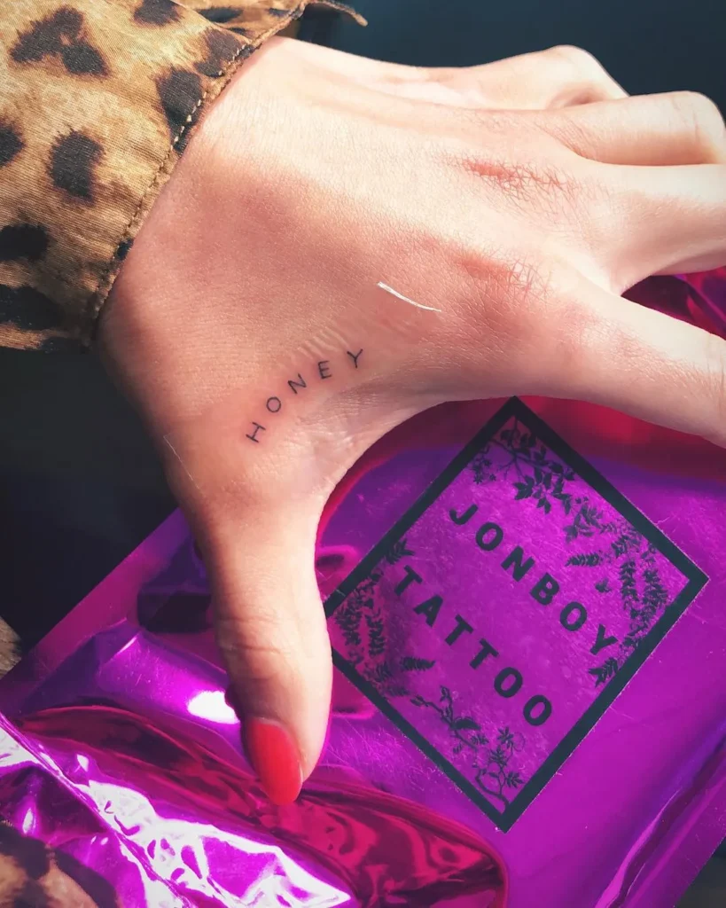 A tatuagem "Honey" de Shay Mitchell