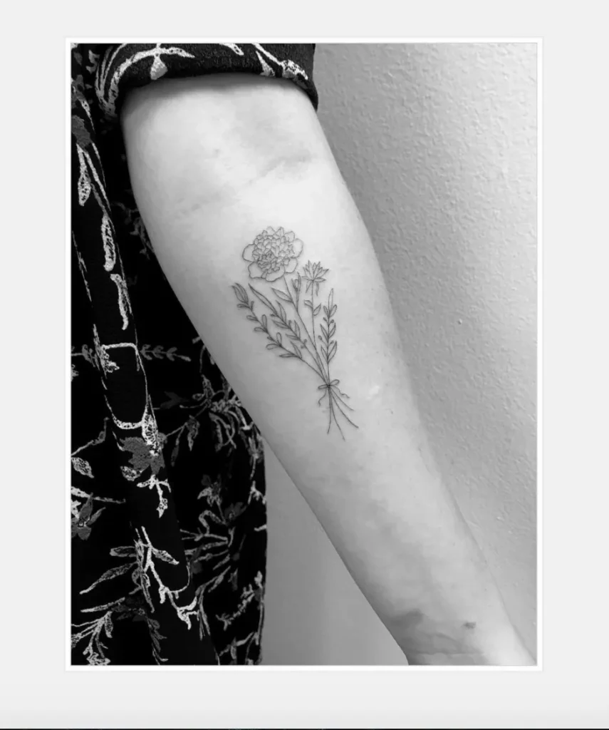 Tatuagem floral no antebraço de Sasha Pieterse