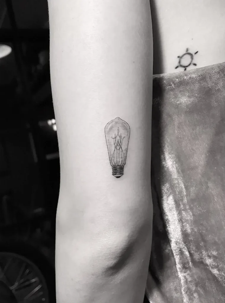 A tatuagem de lâmpada de Lucy Hale