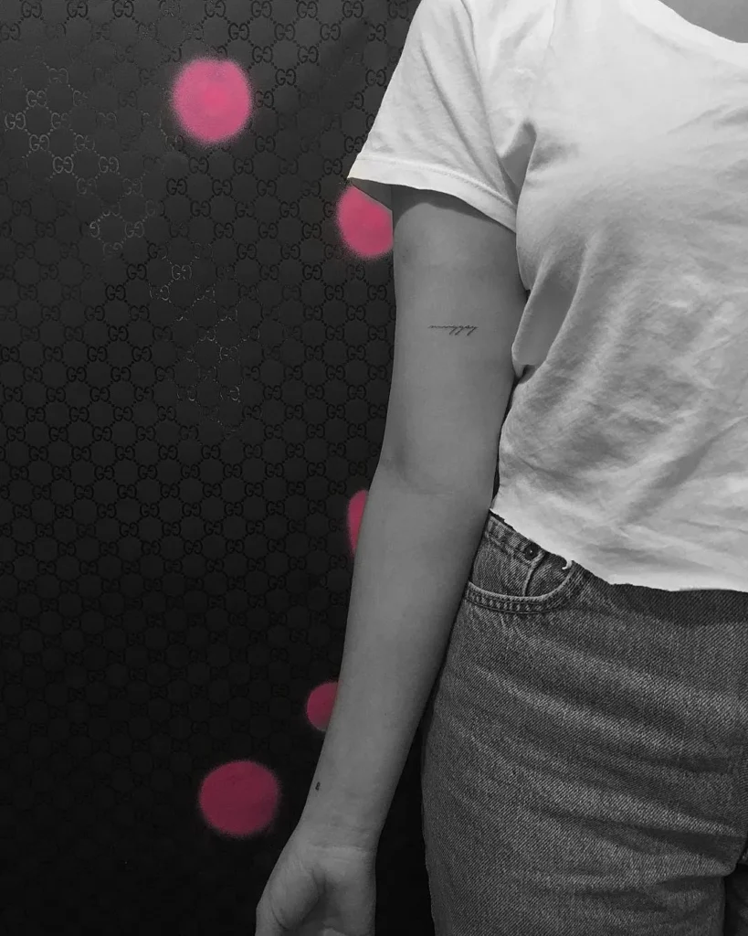 Tatuagem no bíceps de Ashley Benson