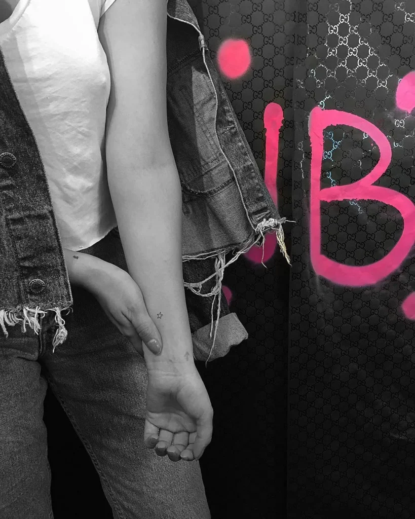 Tatuagem interna de Ashley Benson no pulso