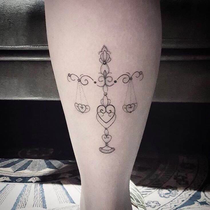 tatuagem-balanca-5 Tatuagem de balança estilizada com corações, localizada na parte de trás da perna.