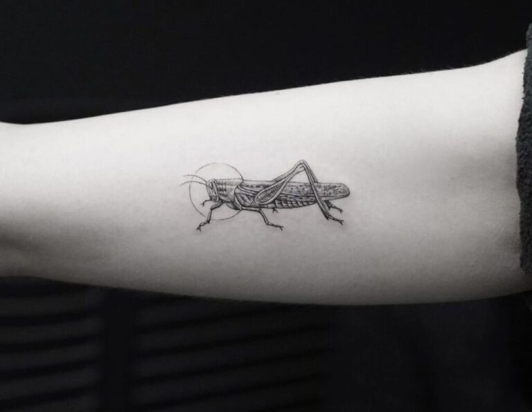 Tatuagem de um gafanhoto realista no braço com traços finos em fundo preto. Arte corporal detalhada e minimalista.