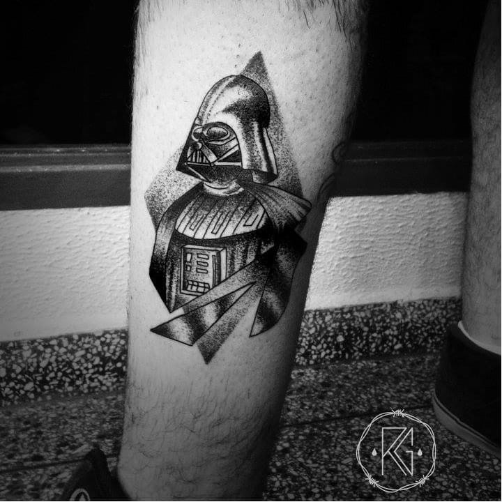 tatuagem-darth-vader-2 Tatuagem em preto e branco de um personagem icônico com capacete em uma perna.