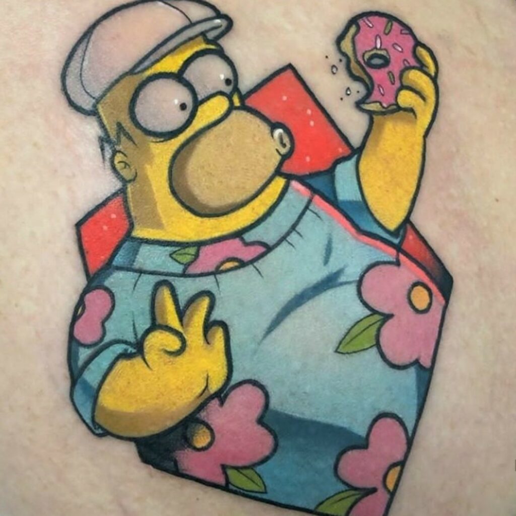 tatuagem-homer-simpson-2-1024x1024-1 Desenho de personagem amarelo de boné, comendo rosquinha e fazendo sinal de paz, em camisa florida.