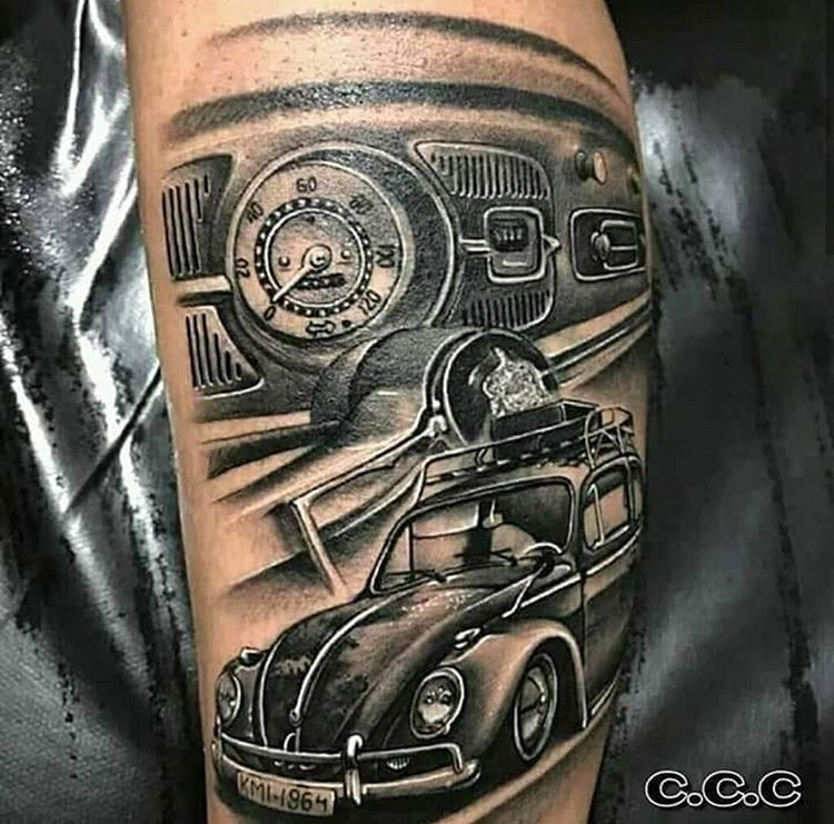 significado-tatuagem-de-carro-2 Tatuagem de carro clássico com detalhes de painel de instrumentos na pele de uma pessoa.