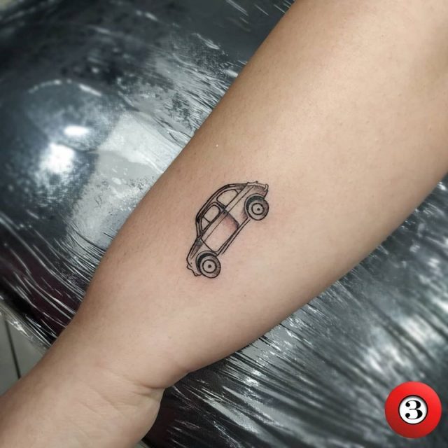 significado-tatuagem-de-carro-3 Uma tatuagem de contorno de carro está no antebraço de uma pessoa.
