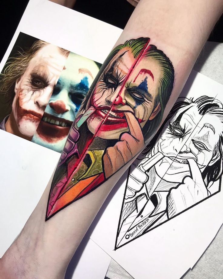 Uma tatuagem colorida no bra&ccedil;o mostrando um personagem de quadrinhos sorrindo, com fotos de refer&ecirc;ncia ao lado.