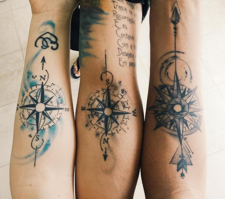 tatuagem-rosa-dos-ventos-1 Três braços com tatuagens de rosas dos ventos em diferentes estilos e cores.