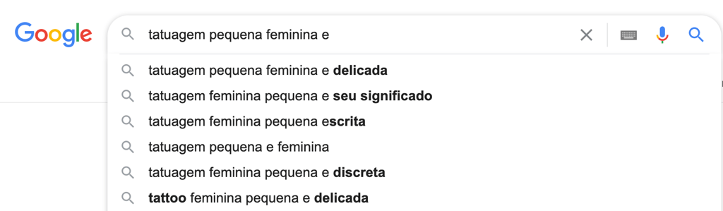 w1024 Caixa de pesquisa do Google mostrando sugestões de busca relacionadas a tatuagens femininas pequenas.