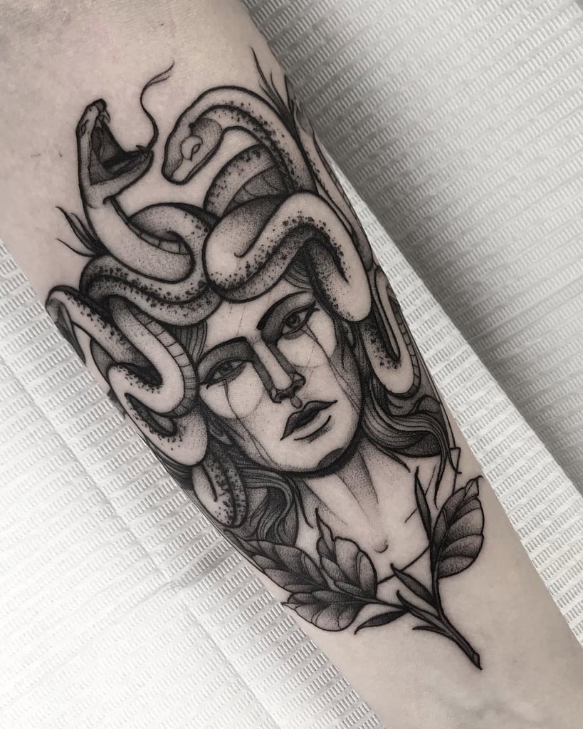 w819-85 Tatuagem de rosto feminino com cobras como cabelo e folhas na parte inferior do braço.