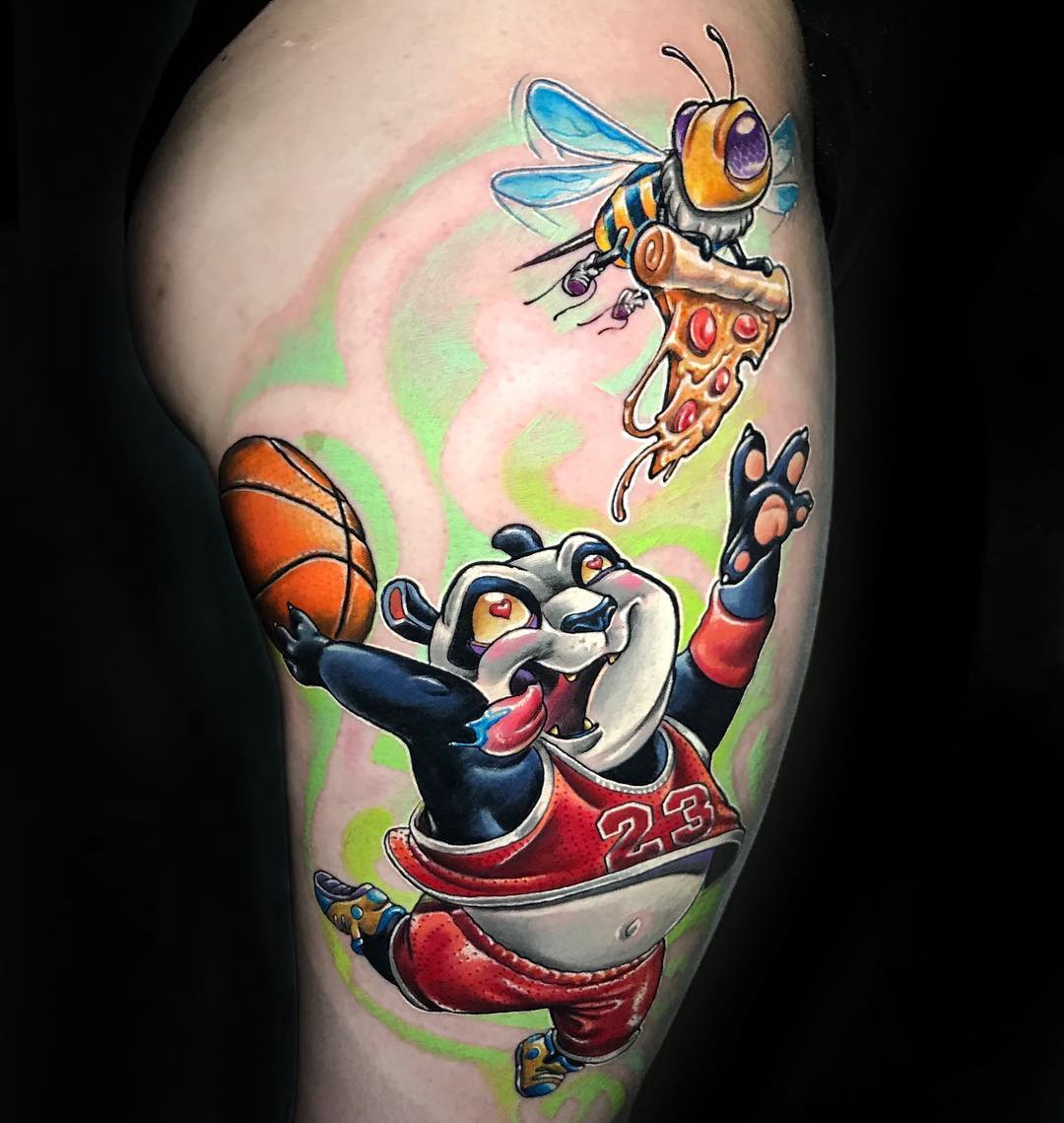 1vaofdrtz4wtykyeqqpiygg-1 Tatuagem colorida de personagem animal jogando basquete, com abelha carregando pizza ao fundo.