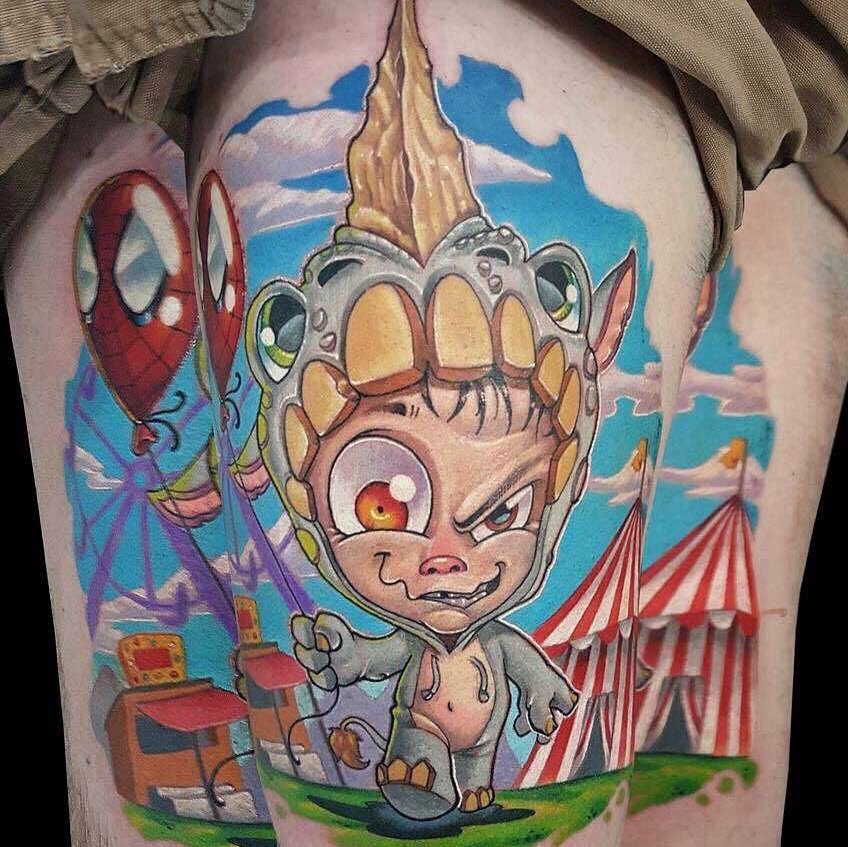 1kdpyjvlfg_22r7xyrocuca-1 Desenho colorido de personagem cartunesco de fantasia em parque com balões e tendas de circo ao fundo.