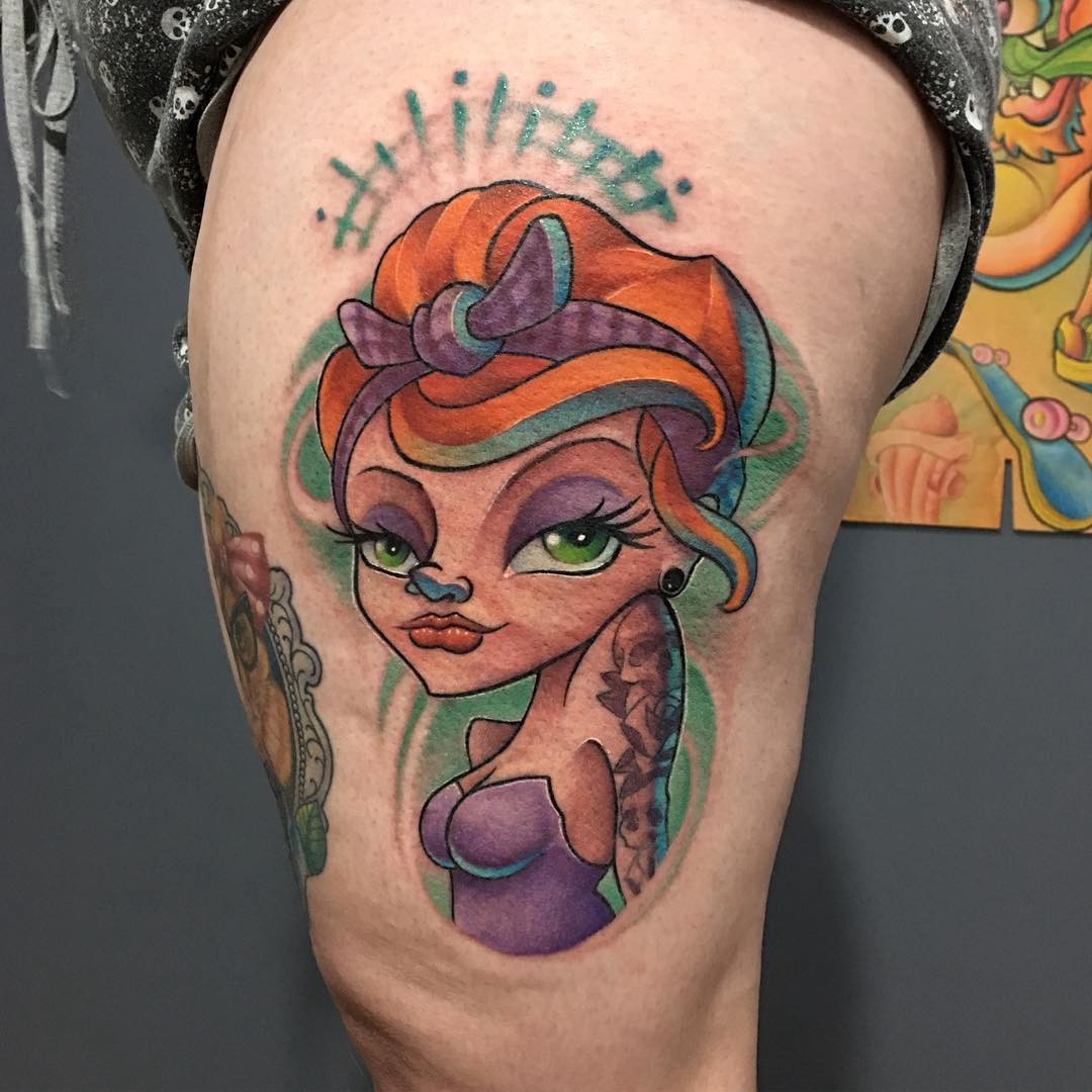 1a_97gwsmf3oc2d2-bk_5bq-1 Tatuagem colorida de personagem feminina estilizada, com cabelo laranja e verde, em fundo abstrato no braço.