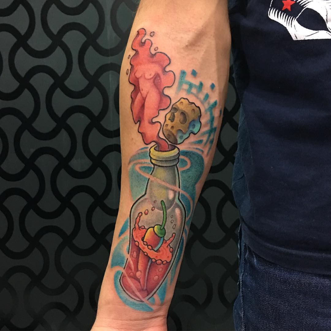 1b1xw2bxptm6j00t9tljdjq-1 Uma tatuagem colorida de garrafa com líquido vermelho e pimenta, soltando vapor e rolha na parte interna do braço.