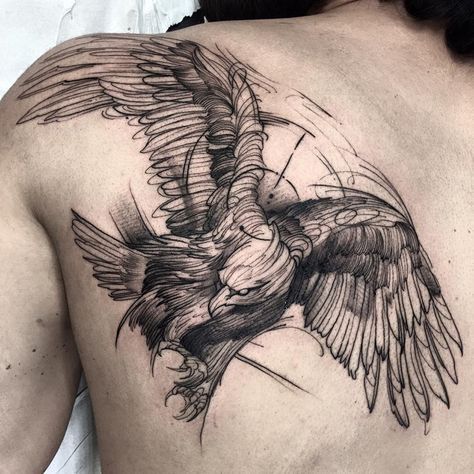 Tatuagem de &aacute;guia em estilo art&iacute;stico, cobrindo ombro e parte das costas de uma pessoa.