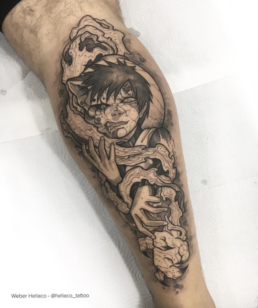 Desenho de tatuagem em perna com personagem estilizado envolto em formas abstratas e linhas curvas.