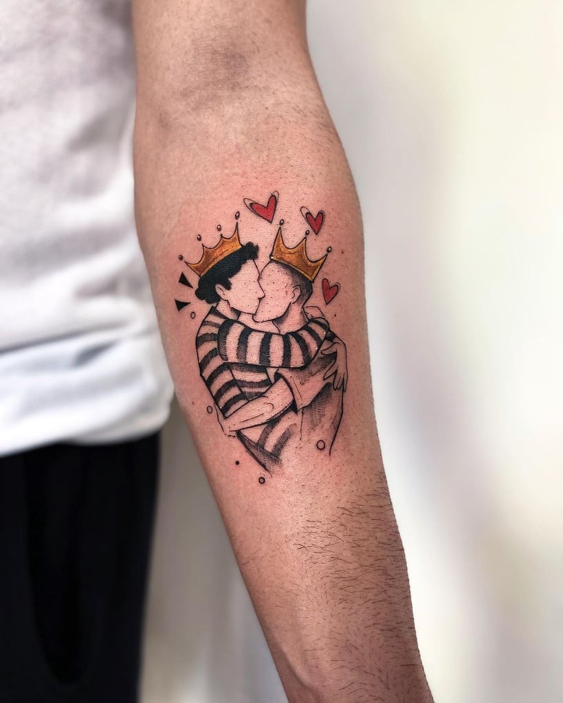 w819-180 Desenho de dois personagens se abraçando e se beijando, ambos usando coroas, com corações ao redor.