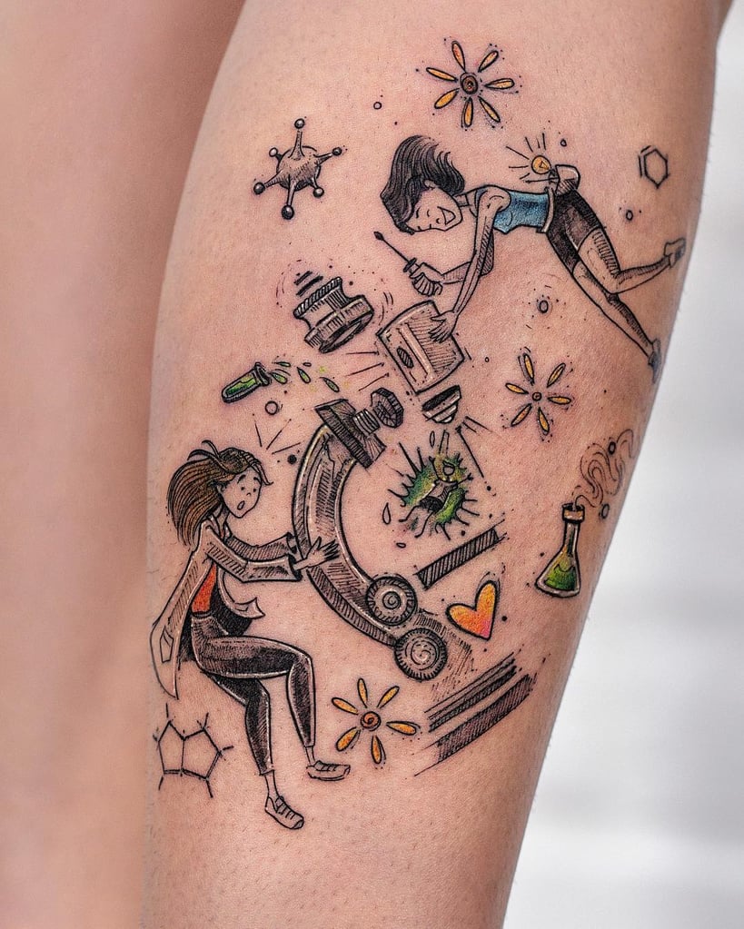 w819-187 Tatuagem com cientistas, microscópio, fórmulas químicas e elementos coloridos em estilo de desenho animado.