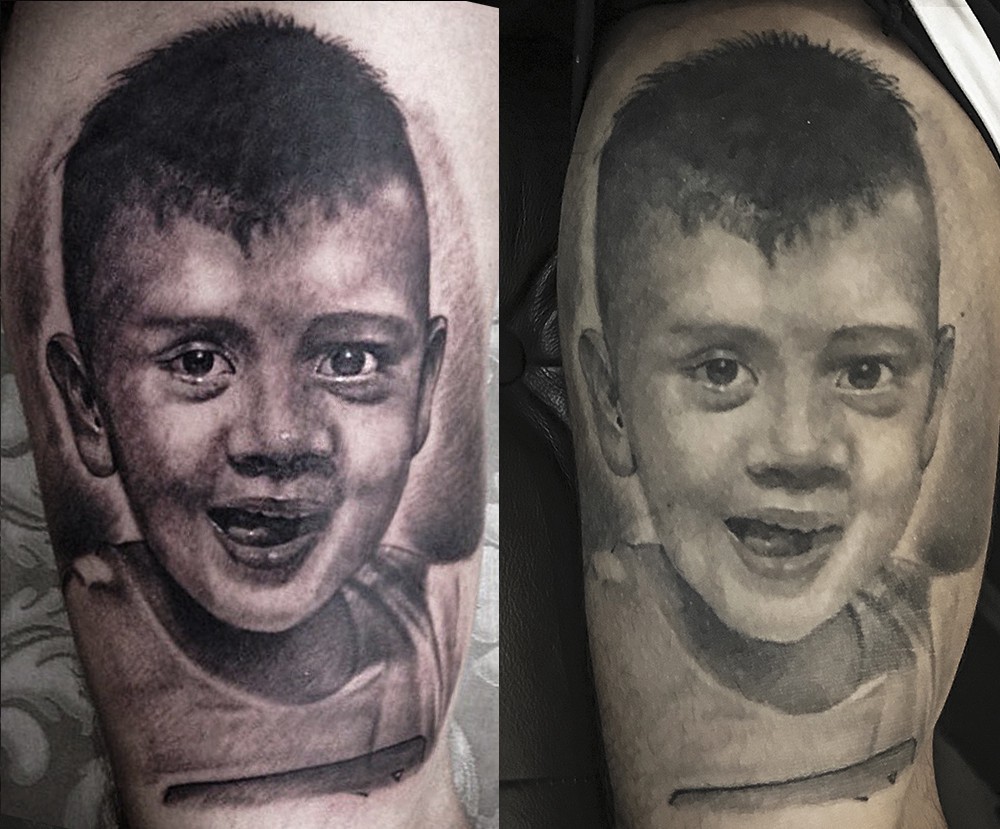 1lumlciqopqdvwcq5q7crtq Retrato de uma criança sorrindo, tatuado em pele, com duas imagens lado a lado mostrando estilos diferentes.