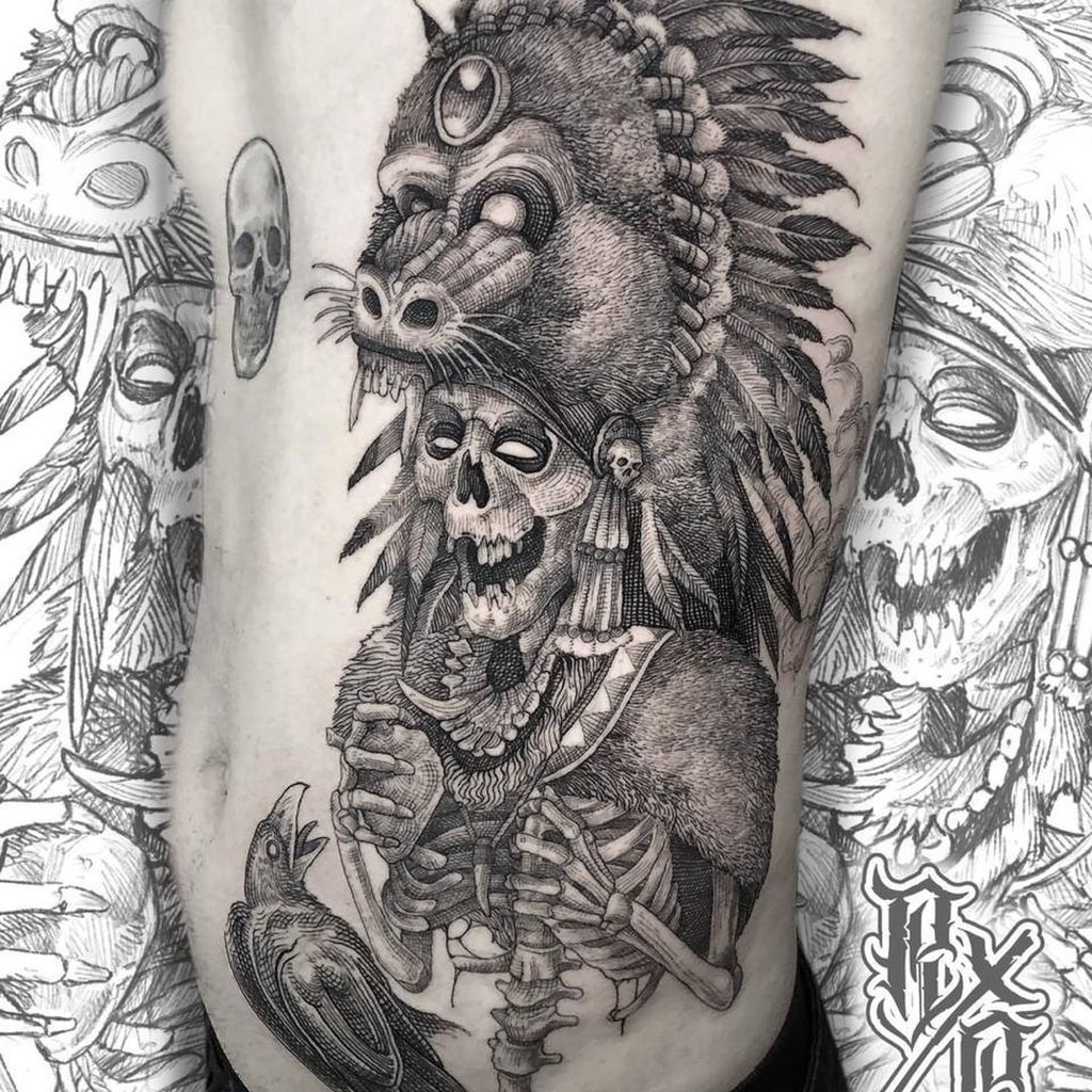 Uma tatuagem detalhada de esqueleto com cocar e um corvo próximo.