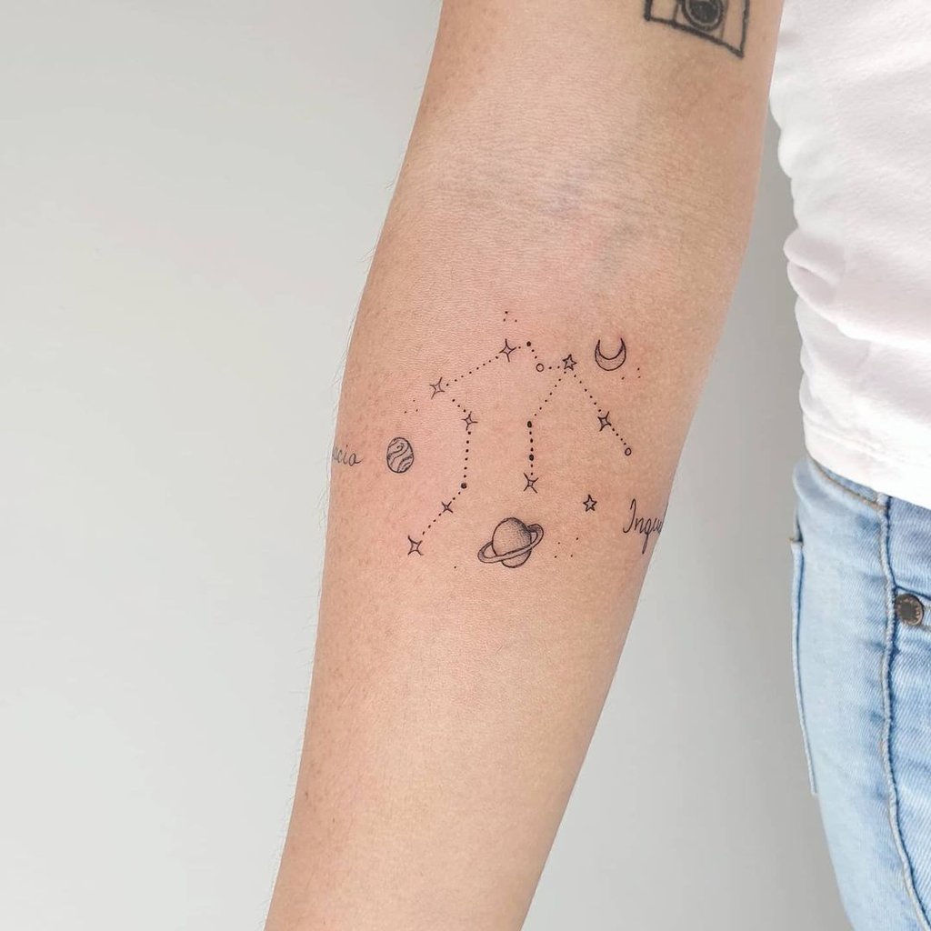 w1024-258-4 Braço com tatuagem de constelação, planetas e lua em estilo minimalista.