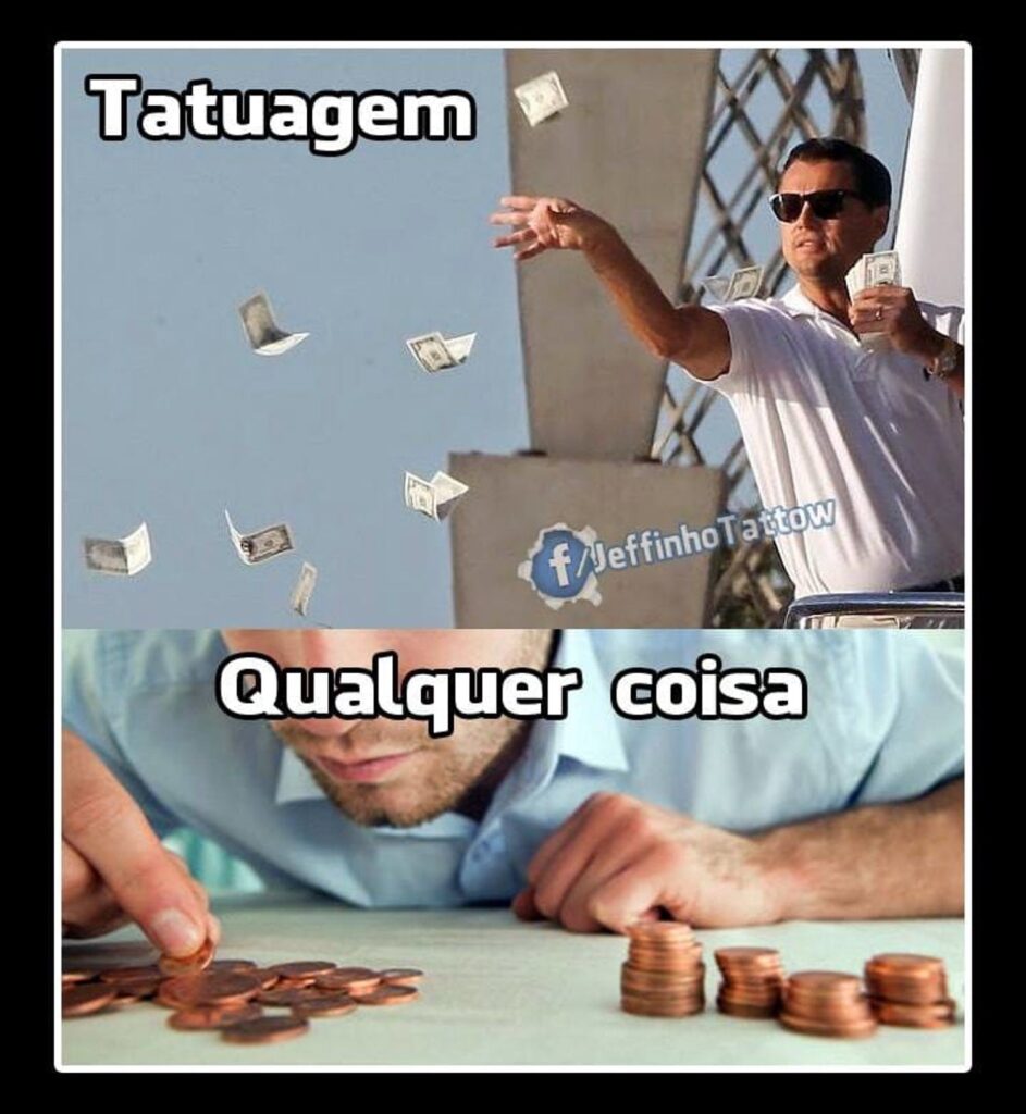 Comparação engraçada entre gastar dinheiro em tatuagens e economizar em outras coisas. Homem jogando dinheiro e outro contando moedas.