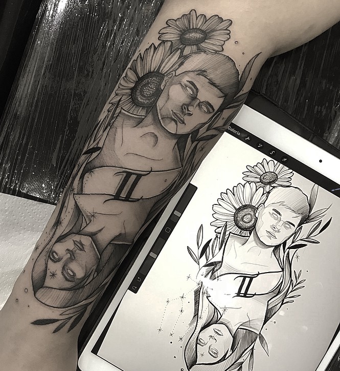 Tatuagem de gêmeos com girassóis no antebraço ao lado de um desenho digital do mesmo design.