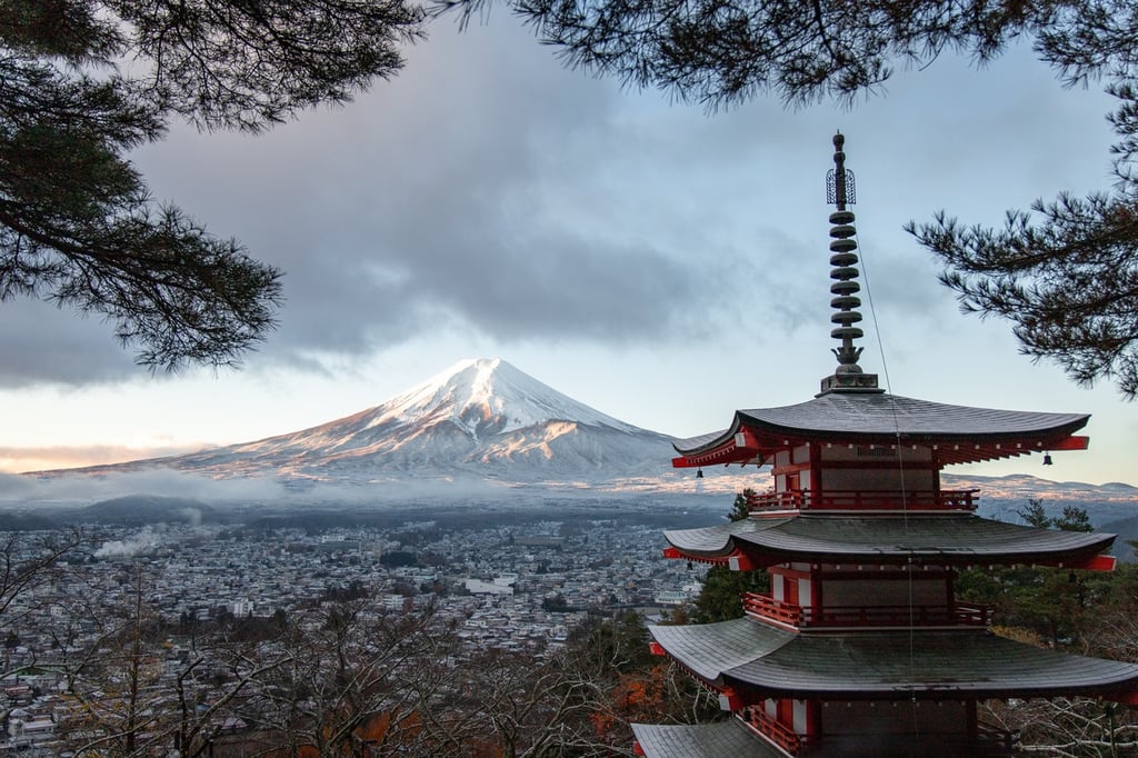 Templo Chureito e Monte Fuji coberto de neve ao fundo, Japão. Vista panorâmica e icônica da paisagem japonesa.