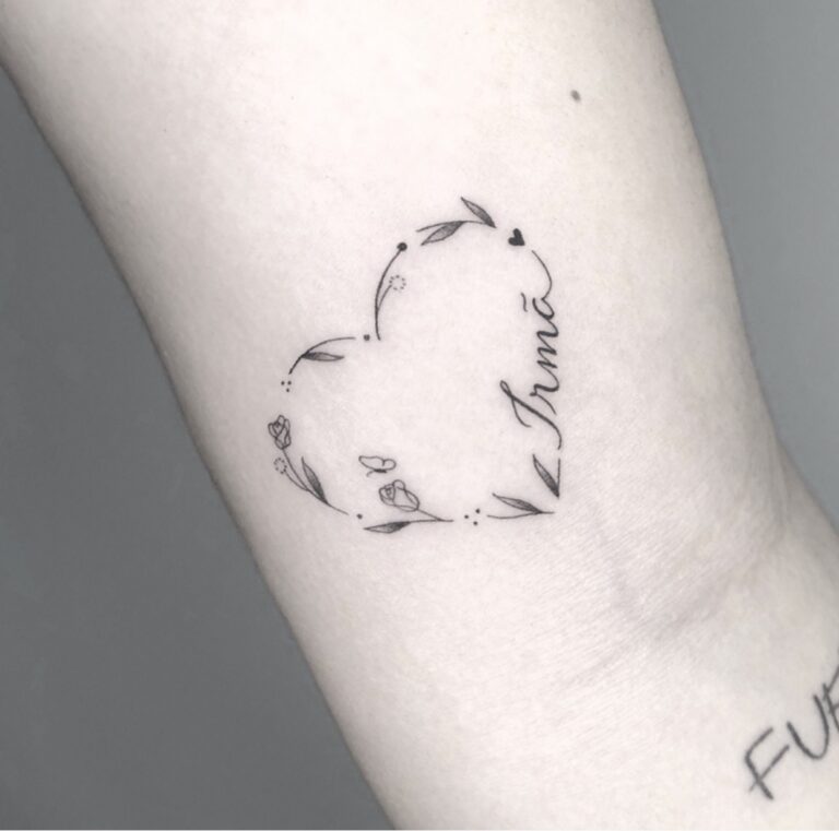 Tatuagem delicada de coração com flores e a palavra Irmã no braço.