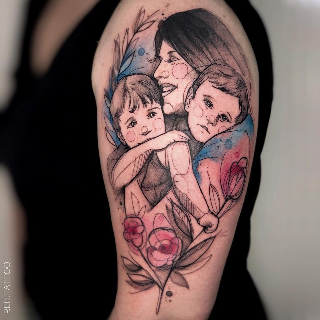 Tatuagem de retrato emocional no braço com desenho de família e flores. Arte em tons aquarelados.
