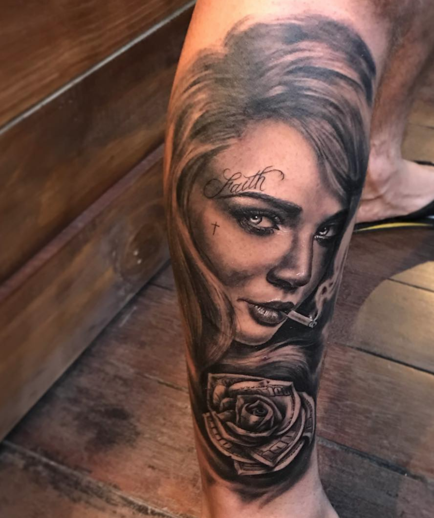 Tatuagem realista em perna com rosto de mulher, cigarro e rosa. Detalhes sombreados em preto e cinza.