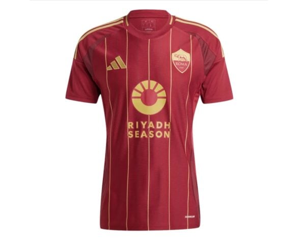 Camiseta de futebol vermelha com detalhes dourados, logotipo Riyadh Season e emblema.