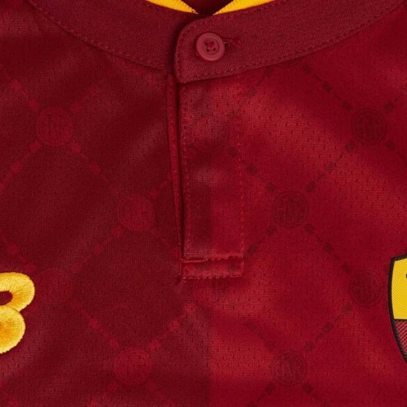 camisa-titular-da-as-roma-2022-2023-e-lancada-pela-new-balance-11-585x585-1 camisa titular da as roma 2022 2023 e lancada pela new balance 11 585x585 1