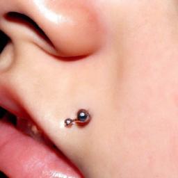 Descubra o Fascinante Mundo do Piercing Microdermal: O Que É e Onde Usá-lo com Estilo!