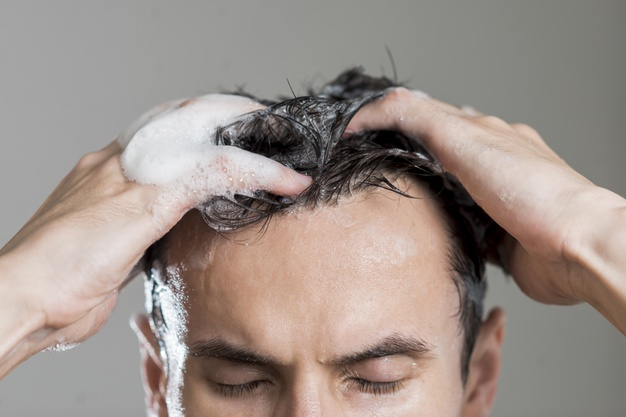 homem-lavando-cabelo-com-shampoo-organico homem lavando cabelo com shampoo organico
