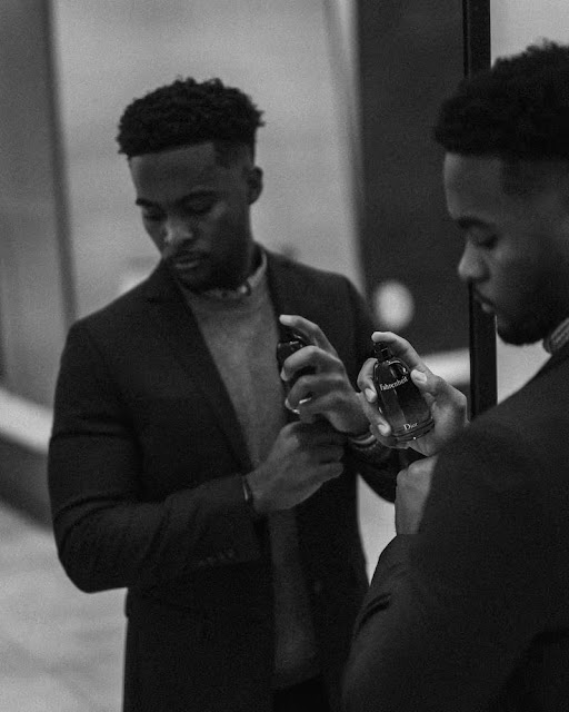 homem-passando-perfume homem passando perfume