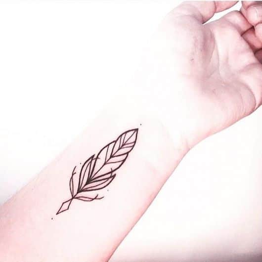 significado da tatuagem de pena 50