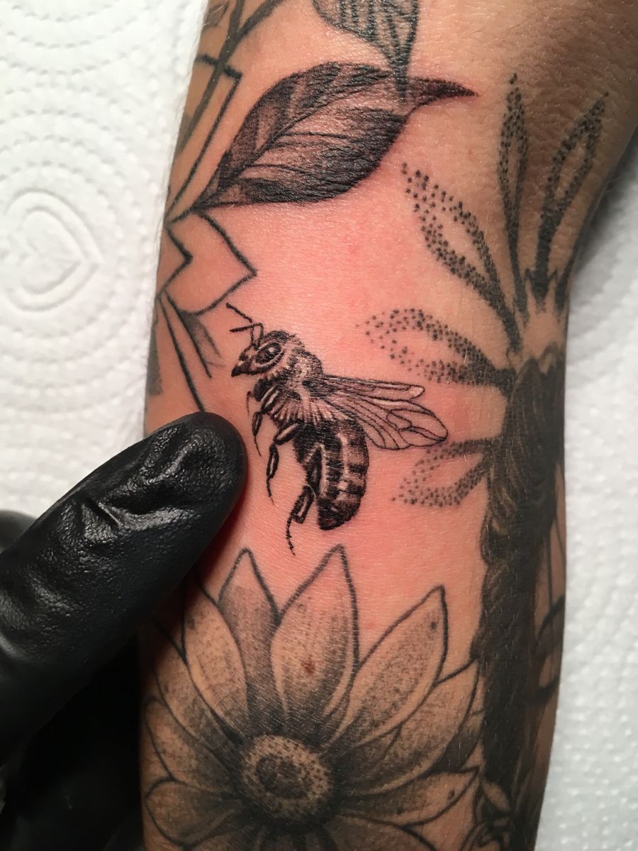 significado da tatuagem de abelha 9