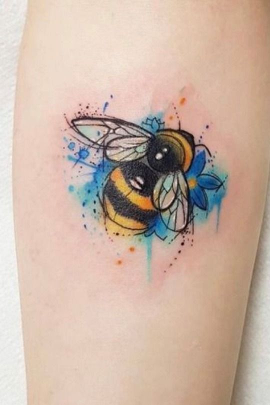 significado da tatuagem de abelha 18